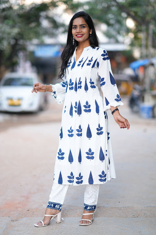 Pure Mul Cotton Cordset With Complete Lining and Stylises Floral Print