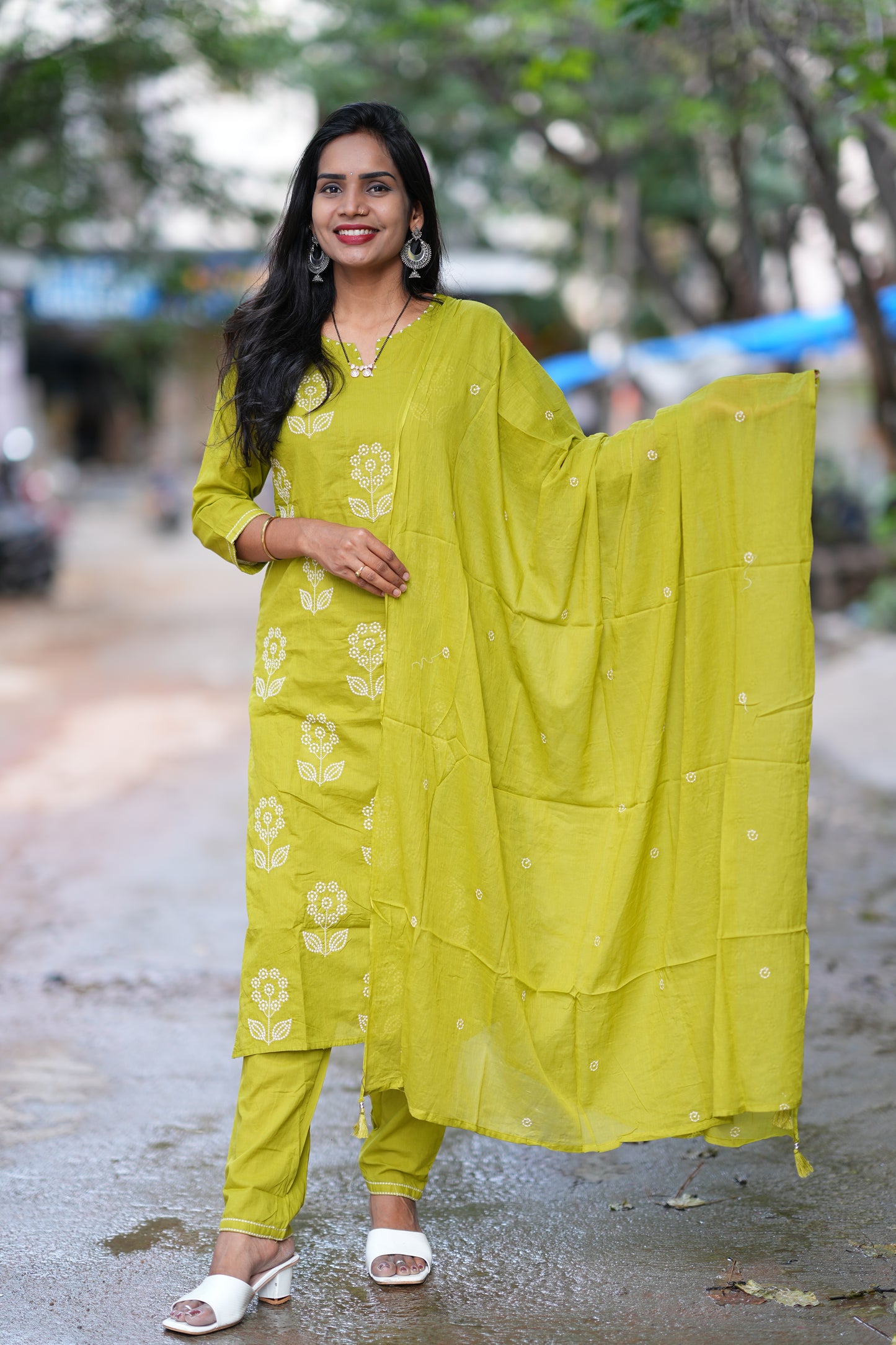 Mehendi Green Color Mul Cotton 3 Piece Set With Thread Work