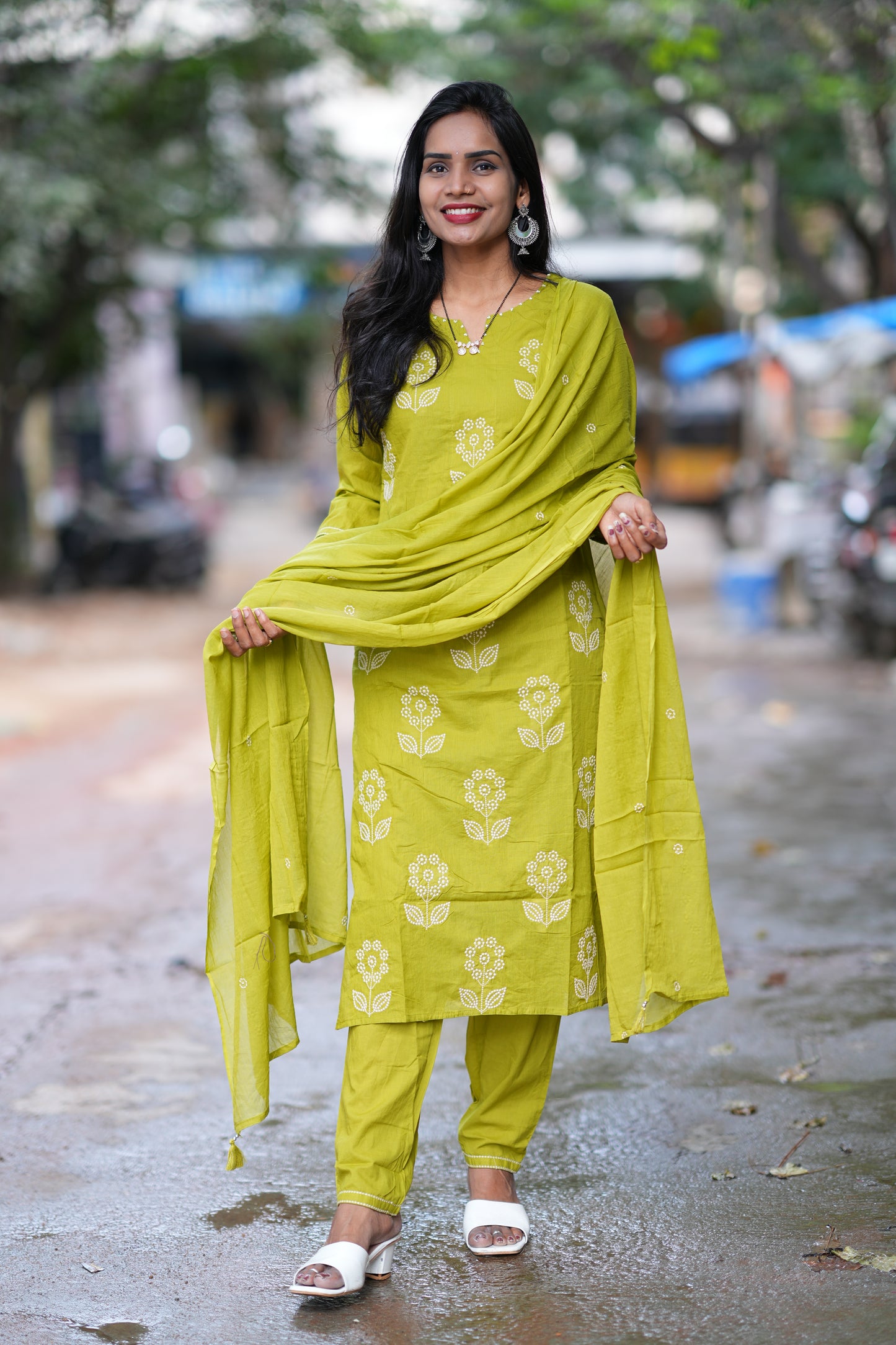 Mehendi Green Color Mul Cotton 3 Piece Set With Thread Work