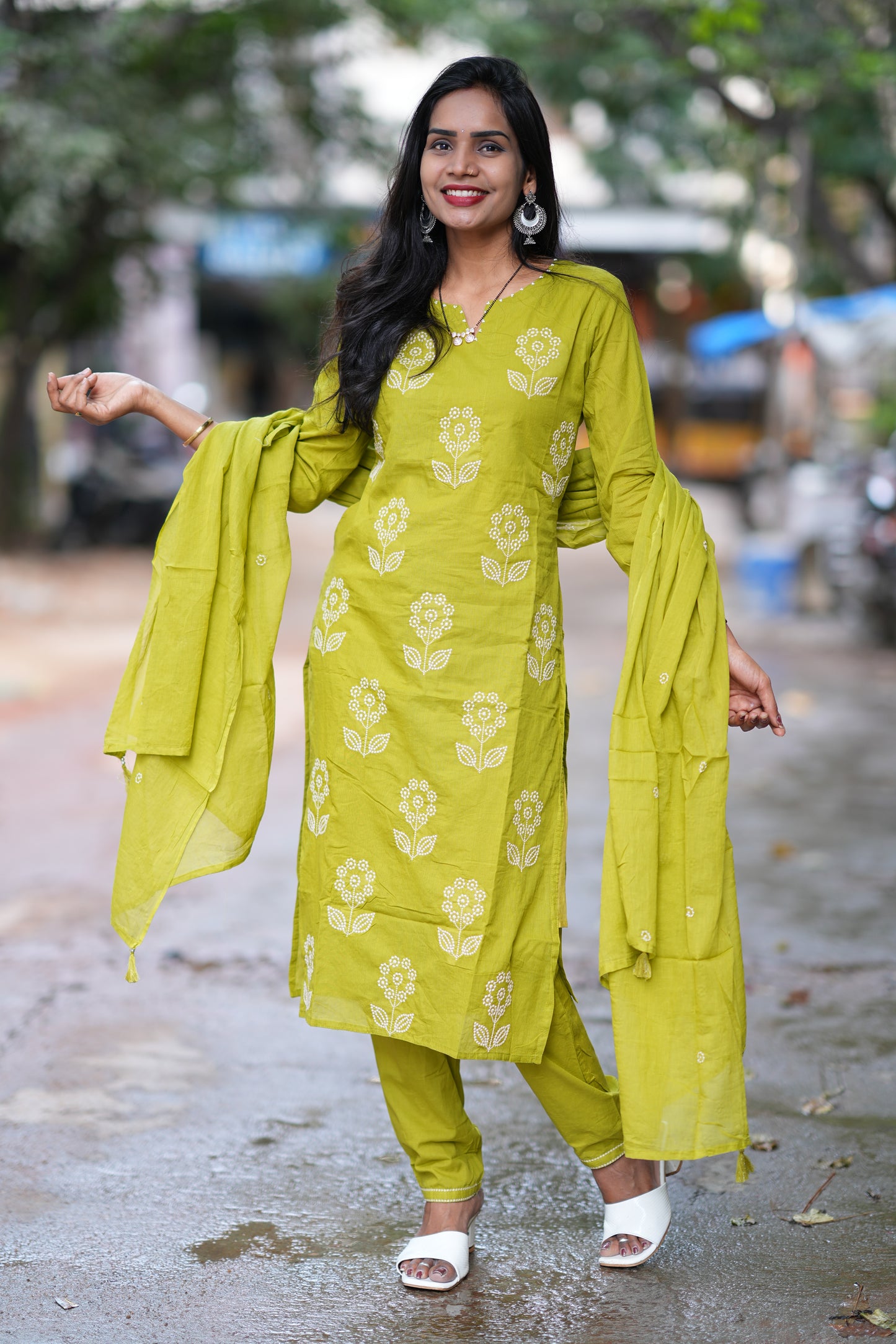 Mehendi Green Color Mul Cotton 3 Piece Set With Thread Work